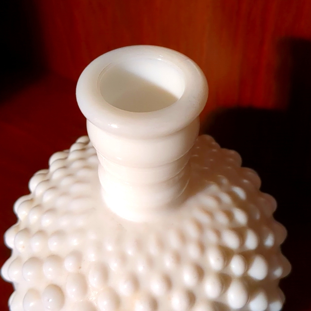VINTAGE WHITE MILK GLASS - Picture 4 of 4